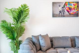 RH -Luxury 1BR, Large Balcony & High-End Interiors, Downtown - 5