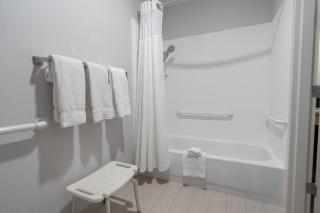 Courtyard by Marriott Cleveland Willoughby - Willoughby - 3