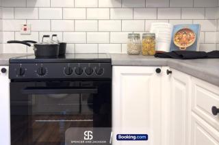 2 Bedroom Spacious Duplex Near The University with Free Parking By Spencer and Jackson Short Lets & Serviced Accommodation Oxford - Oxford - 3