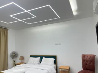 Spacious 3 Bed with Pool, Close to Malls - 1