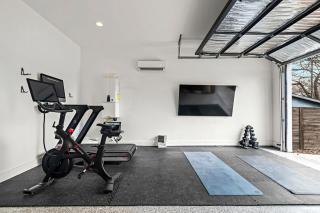 Stylish 4BR with Infrared Sauna, Hot Tub, Cornhole and Cowboy Pool - Austin - 1