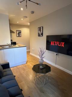 Cozy 1BR Flat Nr Train Station - 8