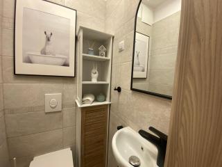 Zene Apartment Vinyl Records & Projector - 3