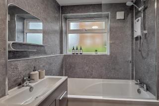 STUNNING MODERN Apartment Near AIRPORT & CENTRE, FREE PARKING, AMAZING LED MEDIA WALL & LUXURY MASTER BEDROOM - 1