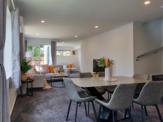 Modern 3 Bedroom House Close to Chartwell Center - 3