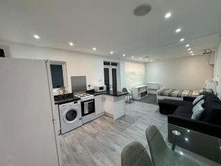 Private cinema studio guest house with garden - 4