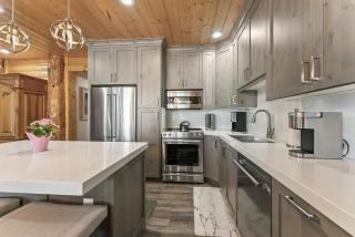 Deer Valley Luxury Condo, Comstock Lodge, 2 Bedroom - Walk to Lifts, Private Hot Tub, Amazing Views - 4