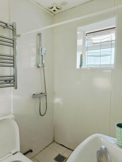 Cosy 2-Bed Studio with Amenities - Wealdstone - 8
