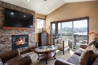 Private Hot Tub, Minutes to Ski, Cozy Getaway, Beautiful Condo- Large 3BR, Private Garage! - Kamas - 9