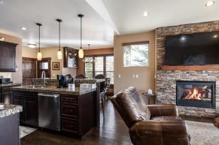 Private Hot Tub, Minutes to Ski, Cozy Getaway, Beautiful Condo- Large 3BR, Private Garage! - Kamas - 3