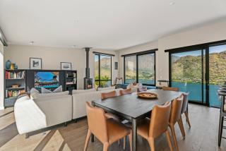 Lake Panorama - Queenstown Holiday Home - 1
