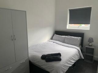 Spacious 4 Bedroom Townhouse - Leeds - 4