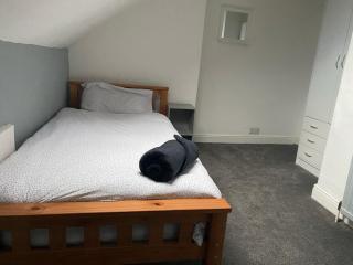 Spacious 4 Bedroom Townhouse - Leeds - 3