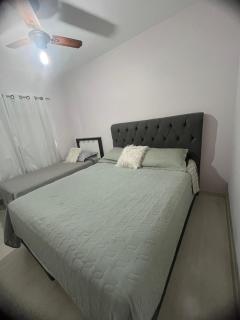 ap sacada e churrasqueira pertinho da praia central e Sumit caixa de vidro BC próx padarias, mercados e restaurantes e claro ver os fogos com a melhor vista da praia central de Balneário Camboriú - 3