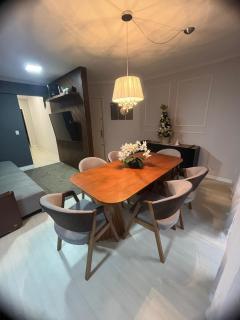 ap sacada e churrasqueira pertinho da praia central e Sumit caixa de vidro BC próx padarias, mercados e restaurantes e claro ver os fogos com a melhor vista da praia central de Balneário Camboriú - 4