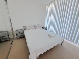 Hurstville Luxe 1BR above shops & nr train, Game Console & Free Netflix - Sidney - 4