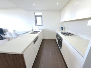 Hurstville Luxe 1BR above shops & nr train, Game Console & Free Netflix - Sidney - 3