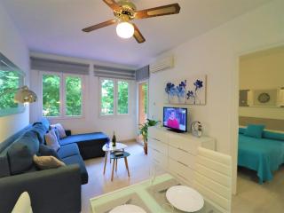 Sunny Coastal Hideaway - 2