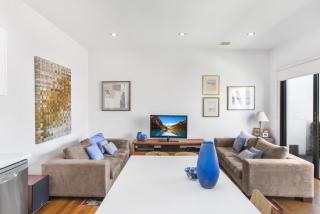 2-Bed Apartment with Parking & Balcony Near Trains - Yarraville - 0
