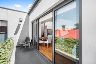 2-Bed Apartment with Parking & Balcony Near Trains - Yarraville - 3
