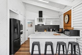 Lonsdale By The Sea - 0