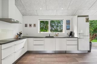 Beautiful And Well-Maintained Holiday Home With A Large Terrace, Two Bathrooms And A Lovely Natural Plot Close To The Beach, Forest And Ebeltofts - 1