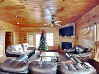 The Great Escape II, 5 Bedrooms, Sleeps 17, Game Room, Pool Access, Theater - Gatlinburg - 1
