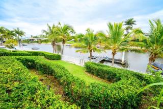 Benowa Bliss Retreat - Waterfront with Skyline Views - 1