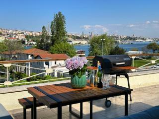 Waterfront Apartment by the Tram - Terrace with Dome & Golden Horn View in Fatih - Istanbul - 7