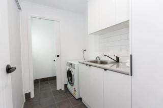 Two Ten Sleeps 10 - Luxury CBD Accommodation! - Wagga Wagga - 4