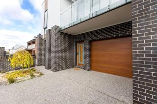 Two Ten Sleeps 10 - Luxury CBD Accommodation! - Wagga Wagga - 3
