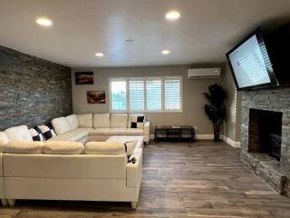 Lux Private Home - Pool, Billiards, 8 Smart TVs, Board Games, Cotton Bedding - The Stone Sanctuary at McCullough Hills Trailhead - Las Vegas - 5