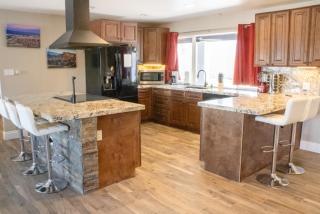 Lux Private Home - Pool, Billiards, 8 Smart TVs, Board Games, Cotton Bedding - The Stone Sanctuary at McCullough Hills Trailhead - Las Vegas - 6