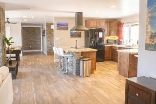Lux Private Home - Pool, Billiards, 8 Smart TVs, Board Games, Cotton Bedding - The Stone Sanctuary at McCullough Hills Trailhead - Las Vegas - 4