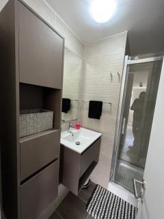 Moderno y cómodo departamento - 1