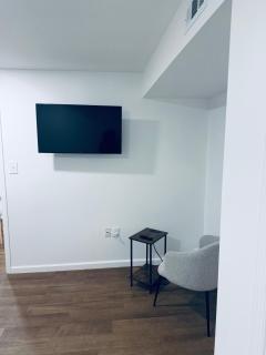 The Loving Home basement apartment - 8