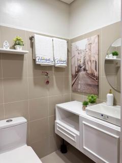 Homefort Twin Bed Suite - Red Residences Makati 2202 - 1