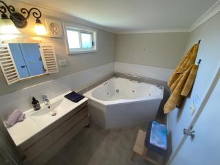 Churchill's B&B twin spa getaway Studio - Swansea - 7