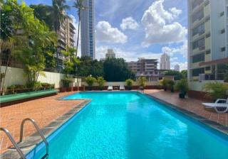 Spacious, Renovated, 2Hb in style and with Pool - 0