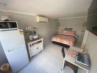 Churchill's B&B twin spa getaway Studio - Swansea - 9