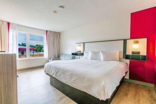 Ramada by Wyndham Kingston - Kingston - 1