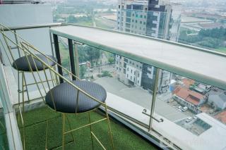 Comfort and Modern Studio at Tree Park Cikokol Apartment By Travelio - Tangerang - 1