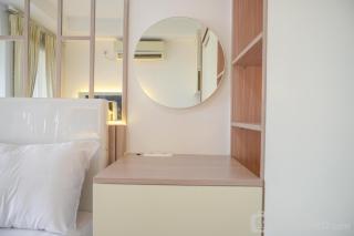 Homey and Cozy Stay Studio Belmont Residence Puri Apartement By Travelio - Jakarta - 5