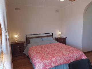 Charming Three-Bedroom Holiday Home Near Tourist Attractions - Werribee - 1