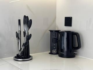 ASHRI HH Spacious Apartment in JVC, Binghatti Luna - 4