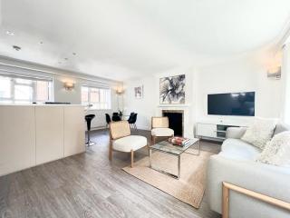 Split Level 2 Bed Apartment- Mayfair - 9