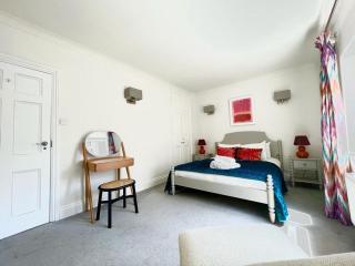 Split Level 2 Bed Apartment- Mayfair - 6