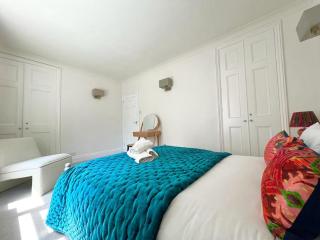 Split Level 2 Bed Apartment- Mayfair - 3