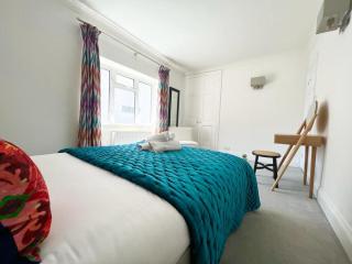 Split Level 2 Bed Apartment- Mayfair - 4