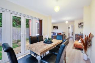 Modern Comfort 4 Bedroom, 3 Bath House in Maidenhead - 6